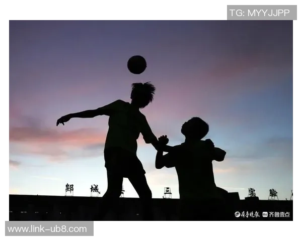 足球棒小子勇闯绿茵场携手好友追逐梦想的热血青春故事